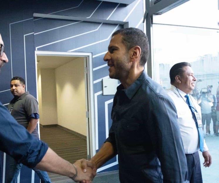 Asiste Jimmy Lozano a partido de Rayados