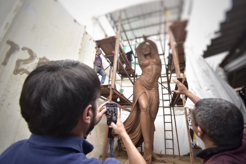 Presume Shakira su estatua en Barranquilla