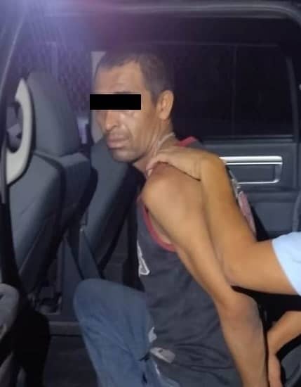 En dos diferentes hechos, un par de hombres fueron detenidos por oficiales de la Policía de Monterrey por la presunta posesión de sustancia sólida con las características de la droga tipo cristal.