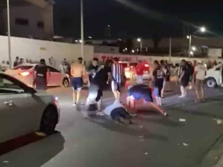 Dos paramédicos resultaron lesionados, uno de ellos de gravedad, tras ser agredidos por presuntos integrantes de “La Adicción” del equipo de futbol Monterrey al tratar de detener una riña, la noche del domingo en el municipio de Guadalupe.