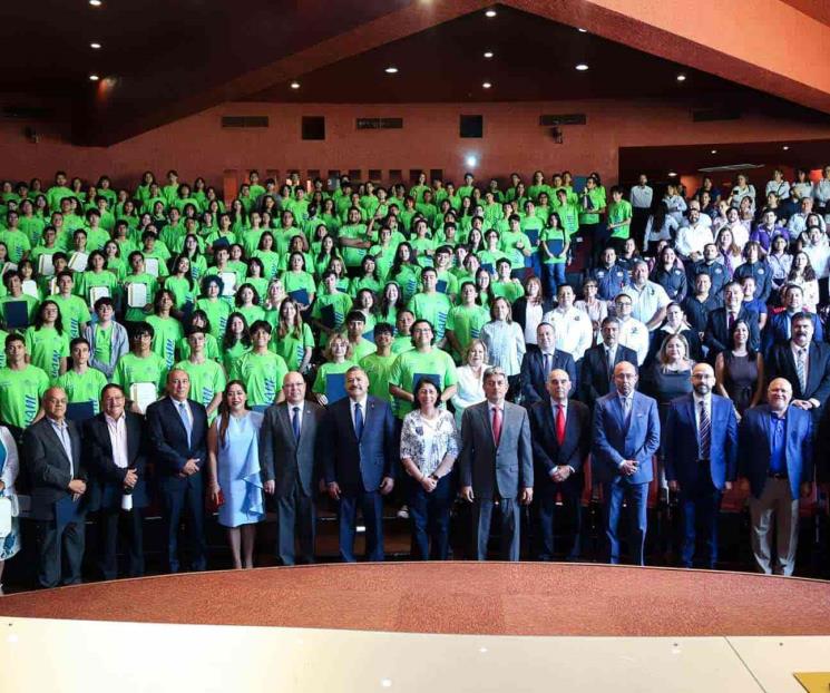 Reconoce UANL a alumnos destacados en concursos