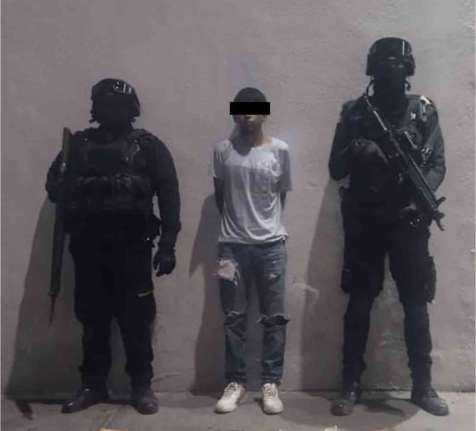 Cuando se encontraba en una camioneta con un arma larga y droga, un masculino fue aprehendido por oficiales de Fuerza Civil, en Galeana.