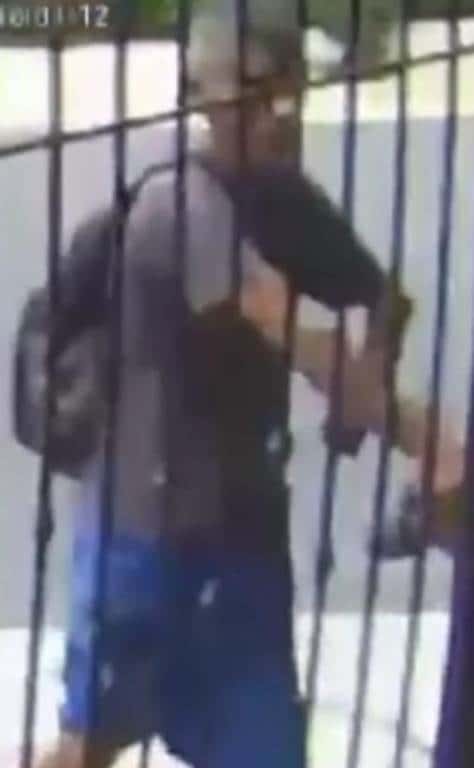 Con 15 bolsitas de hierba verde con las características de la marihuana en su poder, fue detenido un hombre por elementos de la Policía de Investigación de Monterrey, el lunes en la Colonia Obrera, y es señalado como el presunto responsable de una serie de robos en la zona de Cumbres.