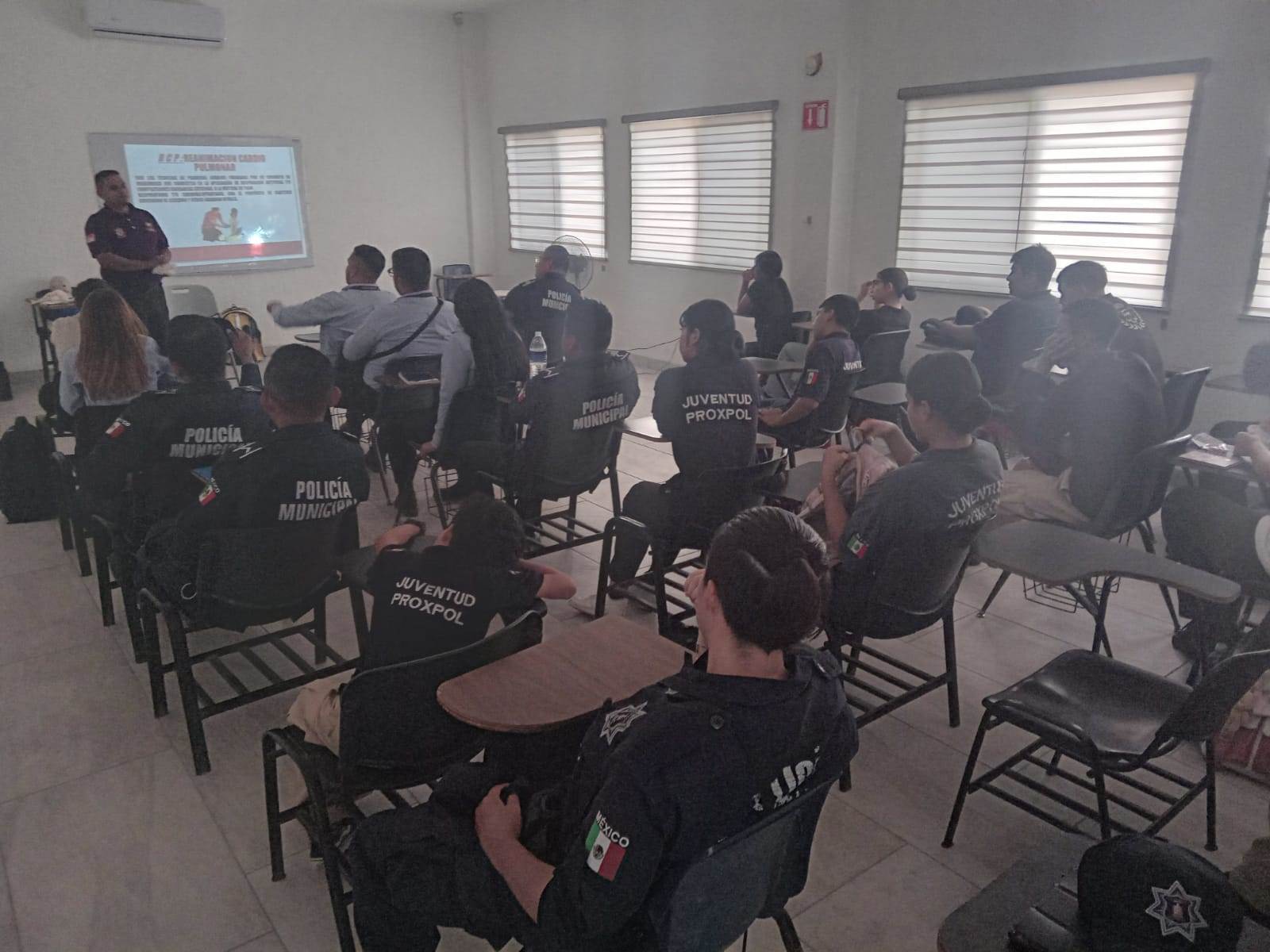 Para brindarles los conocimientos que les ayuden en la atención de una urgencia, paramédicos de Protección Civil de Escobedo les impartieron un curso a integrantes de Juventud PROXPOL, policías y personal asignado a la Unidad de Atención a Víctimas UNAVI.