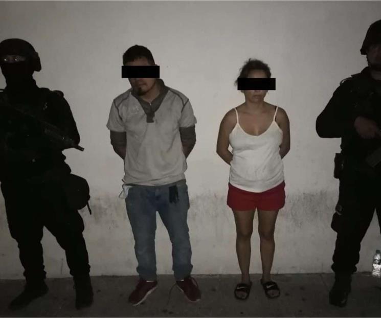 Detienen a pareja con arma y droga