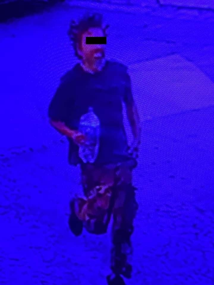 El presunto responsable del homicidio de una mujer la tarde del lunes, en la Colonia Valle Verde, un hombre en situación de calle, fue detenido la madrugada de ayer por elementos de la Secretaría de Seguridad y Protección a la Ciudadanía de Monterrey, en el momento en que realizaba una necesidad fisiológica en la vía pública.