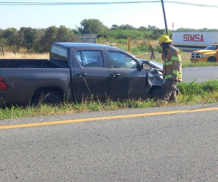 Vuelca camioneta tras embestir vaca en Linares