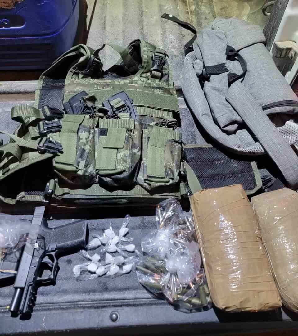 Luego de atender el reporte de detonaciones de arma de fuego, elementos de Fuerza Civil arrestaron a tres hombres con chalecos tácticos, un arma, cargadores abastecidos y droga, el martes en el municipio de Abasolo.