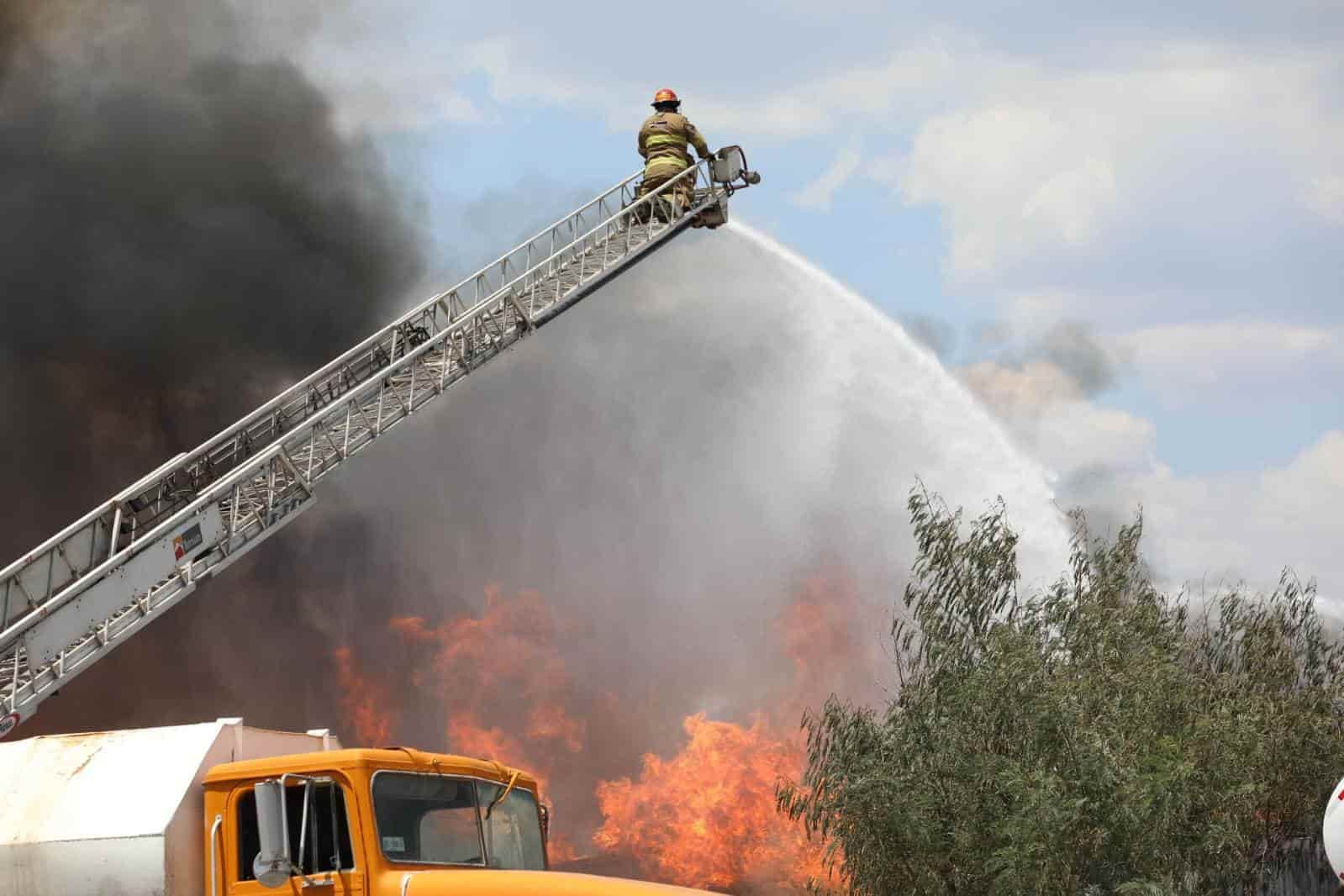 Al menos cuatro lesionados, uno de ellos por quemaduras, ocasionó el incendio de siete tanques con gasolina en una fábrica, ayer en el municipio de Salinas Victoria, además se evacuaron a más de mil personas de domicilios y planteles educativos del área.