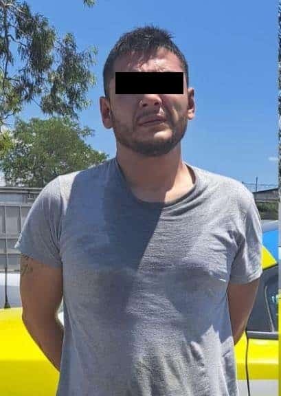 Un hombre que circulaba en su vehículo y estuvo a punto de provocar un accidente por pasarse el semáforo en luz roja, fue detenido por oficiales de la Policía de Monterrey, luego de que le encontraran un arma de fuego, y el automóvil tiene reporte de ser utilizado para actos ilícitos.