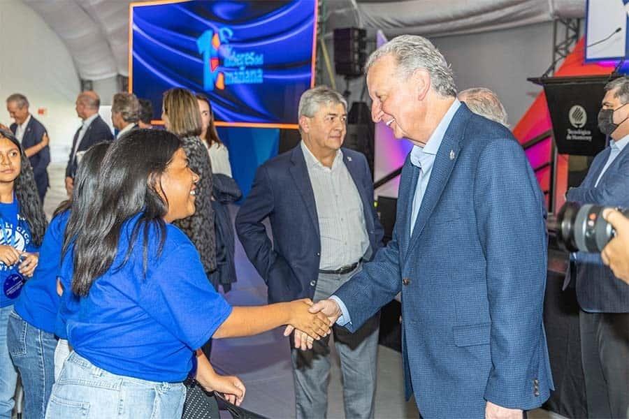 Tec recibe a nuevos becados al 100 %