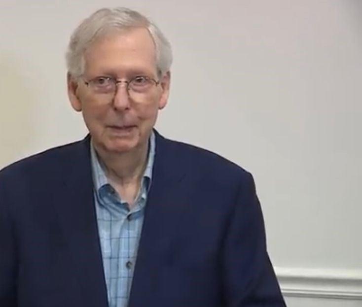 El senador Mitch McConnell se quedó congelado otra vez