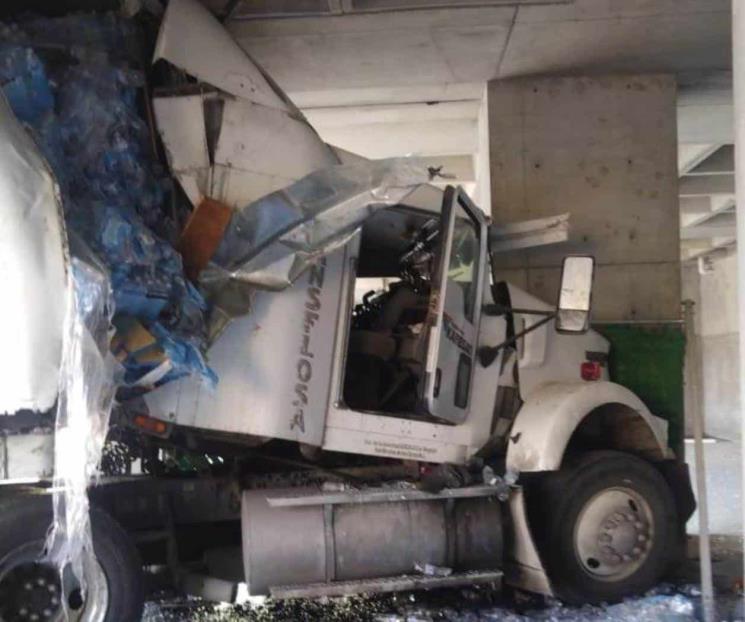 Se estrella tráiler contra edificio en construcción