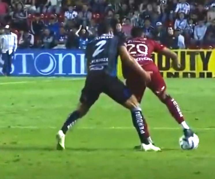 Suspenden a jugador de Gallos por tocar glúteo a rival