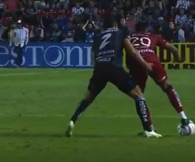 Expulsan a jugador de Gallos por agarrar glúteos de su rival
