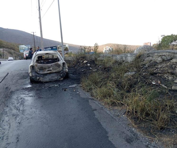 Falla auto y se incendia al oriente de Monterrey