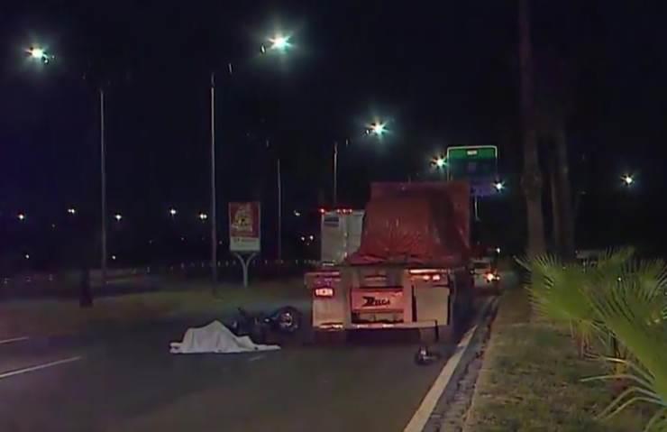 Muere motociclista al estrellarse contra tráiler