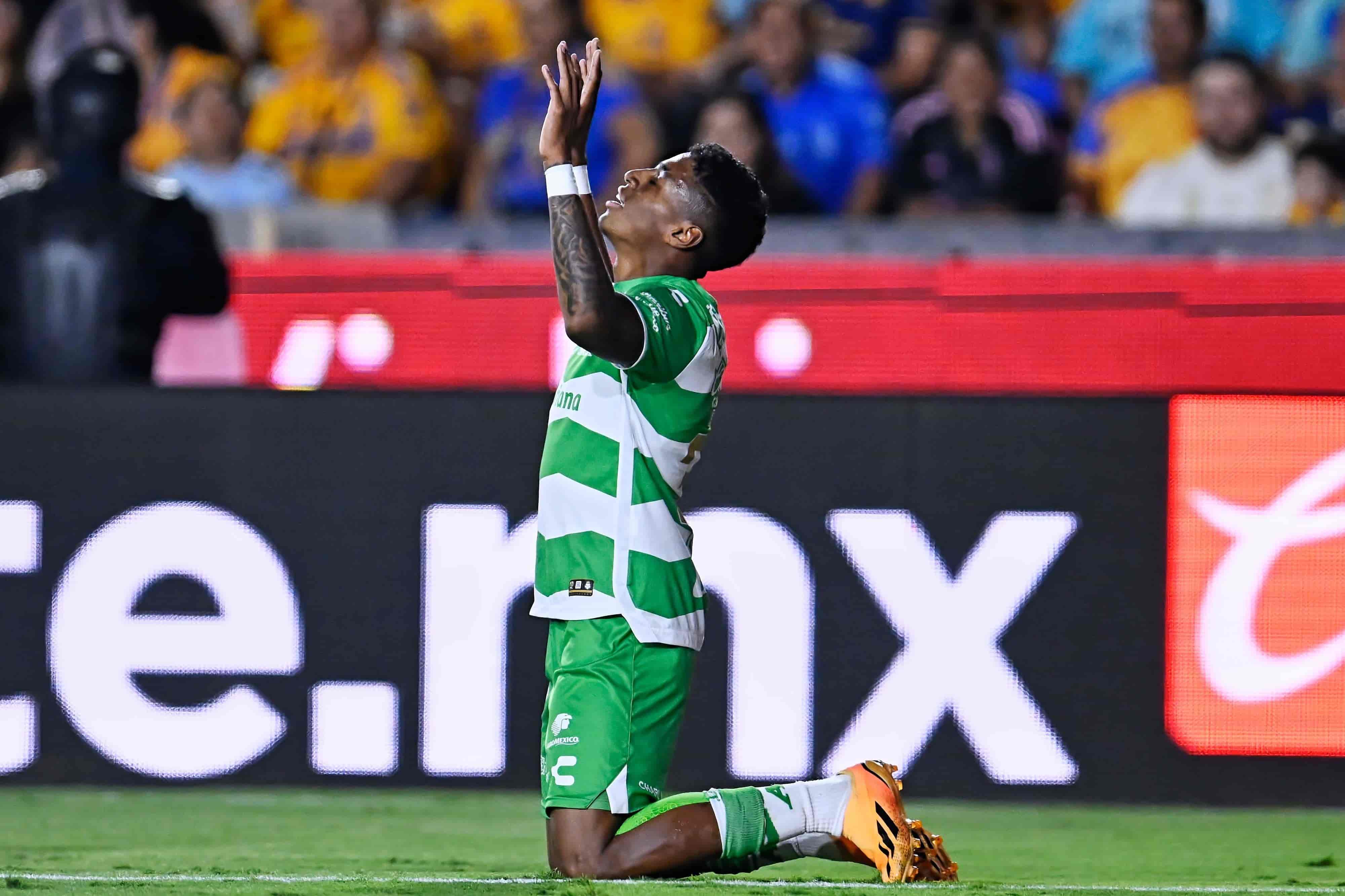 Emerson Rodríguez hace el 1-0.