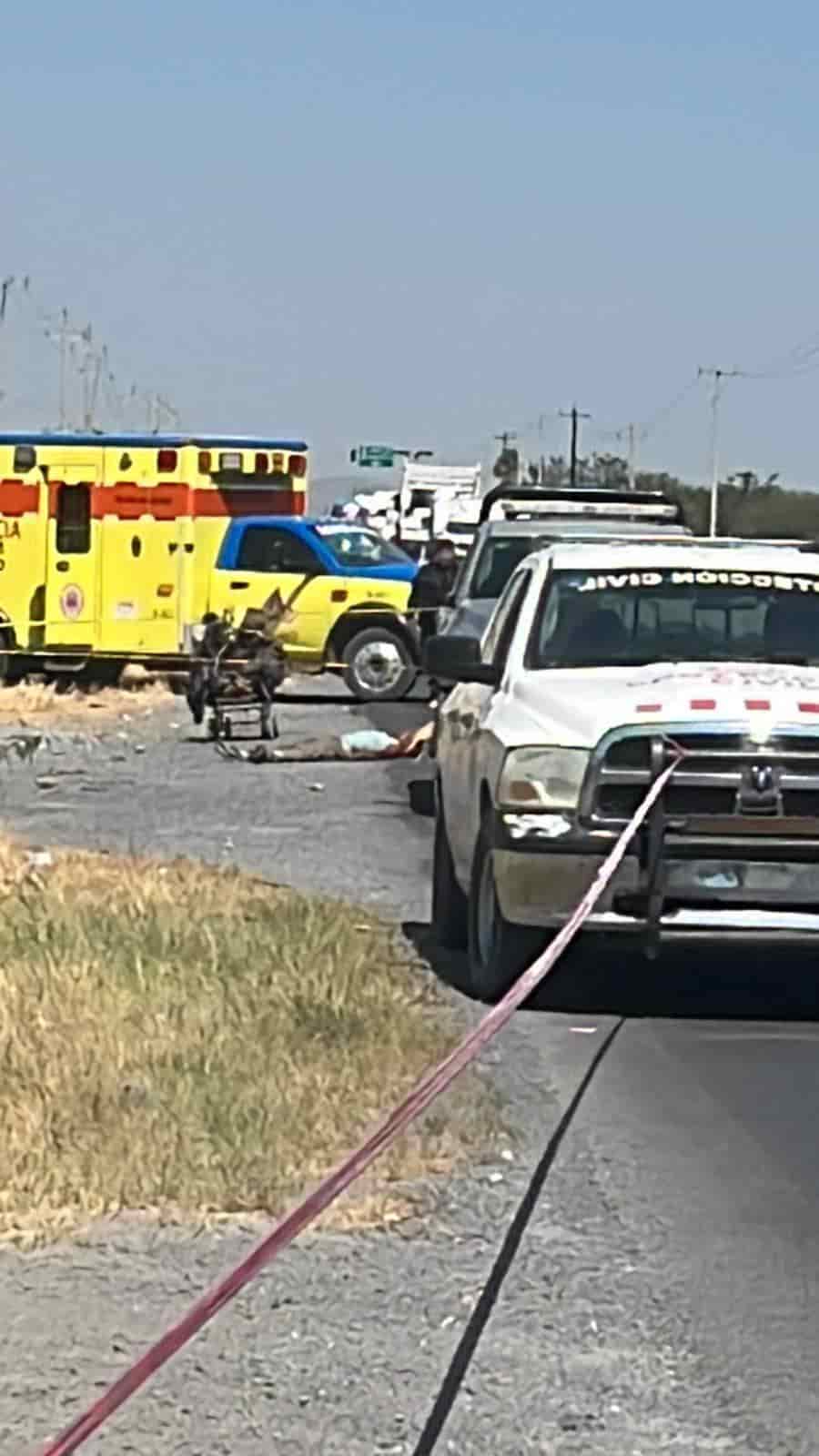 Un hombre fue ejecutado en la Carretera a Monclova y le dejaron un narcomensaje, ayer en el municipio de Abasolo.