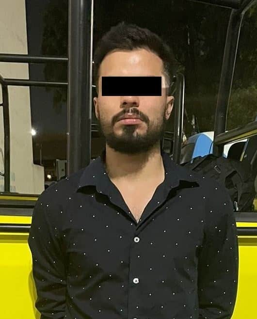 En el momento en que circulaban a bordo de una motocicleta, dos jóvenes fueron detenidos tras una persecución por oficiales de la Policía de Investigación de Monterrey, al encontrarles tres bolsitas que contenían hierba verde con las características a la marihuana, ayer en la Colonia San Jerónimo.