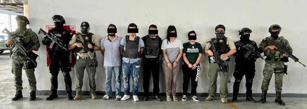 Un grupo de cinco adultos y dos menores de edad, integrantes de un grupo delictivo y quienes portaban armas largas y drogas, fueron arrestados por elementos de Fuerza Civil en la Colonia Hacienda Los Ébanos, en Apodaca.