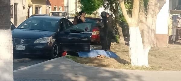 Un hombre fue ejecutado frente a un parque de béisbol y cerca de una escuela primaria, ayer en la zona centro de Linares, al sur de Nuevo León.