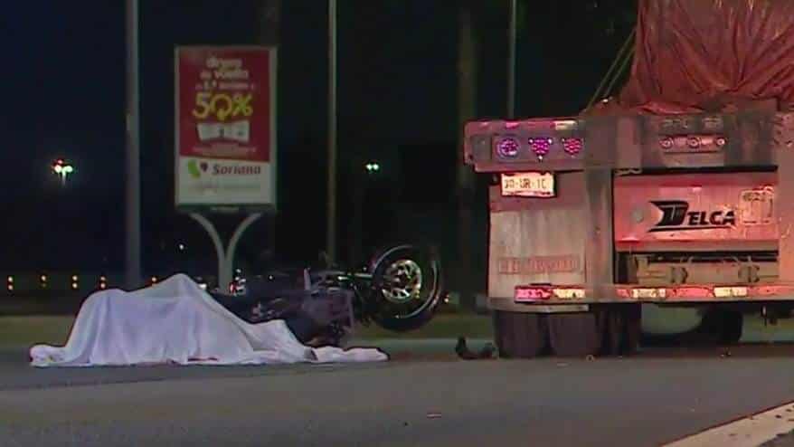 Tras estrellarse contra un tráiler estacionado, el conductor de una moto falleció en la Avenida Morones Prieto, Colonia Residencial Azteca, municipio de Guadalupe.