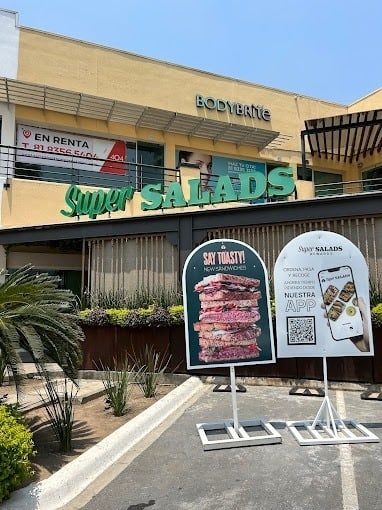 Nuevamente regresaron los robos de relojes de la marca Rolex en el municipio de San Pedro, al ser asaltada una familia que cenaba en un restaurante, donde despojaron a una dama de su temporalizador de oro.