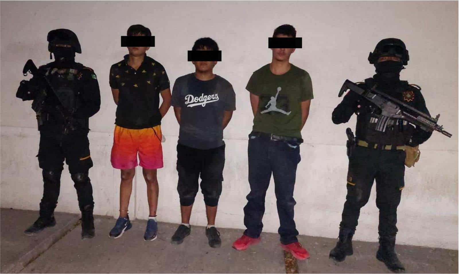Elementos de Fuerza Civil, aprehendieron a tres hombres en el municipio de Abasolo que podrían estar relacionados en los últimos hechos delictivos que se han registrado en esa localidad y otras aledañas, y a quienes se les aseguró un arma, equipo táctico, cartuchos hábiles y droga.