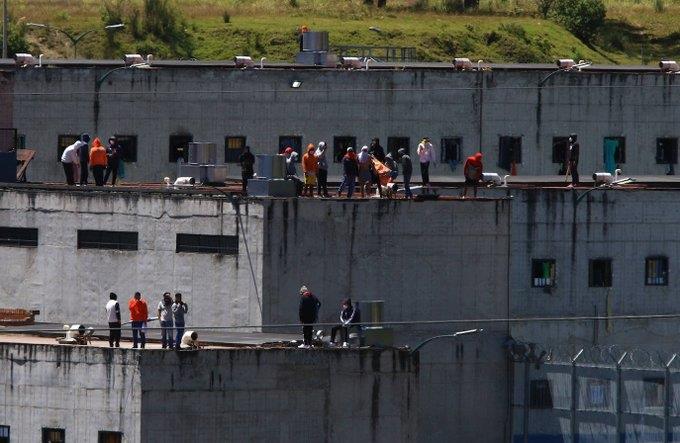 Reos mantienen retenidos a 57 guardias en cárcel de Ecuador Reos mantienen retenidos a 57 guardias en cárcel de Ecuador