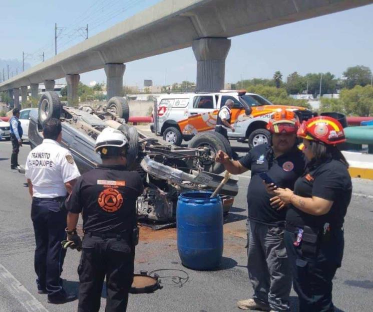Volcadura de camioneta deja dos lesionados