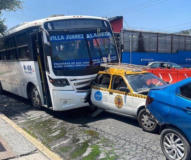 Taxista queda prensado tras ser impactado por ruta urbana Taxista queda prensado tras ser impactado por ruta urbana