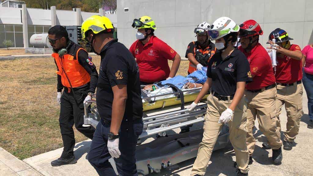 Elementos de la policía preventiva de Montemorelos, detuvieron a un hombre que participó en un accidente vial y para evitar su captura, se identificó como elementos de la Agencia Estatal de Investigaciones.