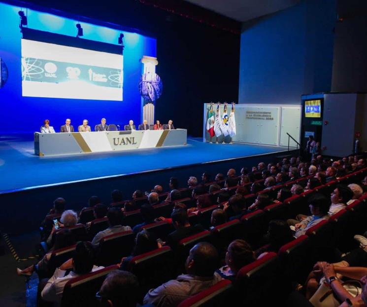 Reconoce UANL excelencia profesional de sus egresados