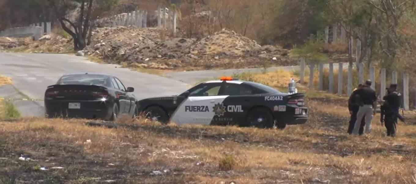 El cuerpo de un hombre con evidentes huellas de torturas, fue encontrado ejecutado de varios balazos a un costado de la Autopista Periférico, a la altura de la colonia Lomas de Anzures en el municipio de Juárez.