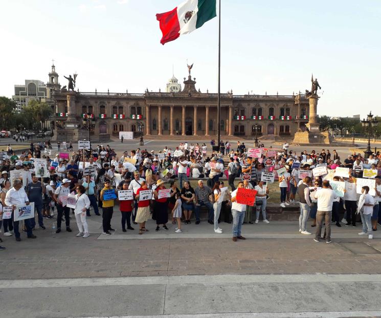 Protestan por libros de texto