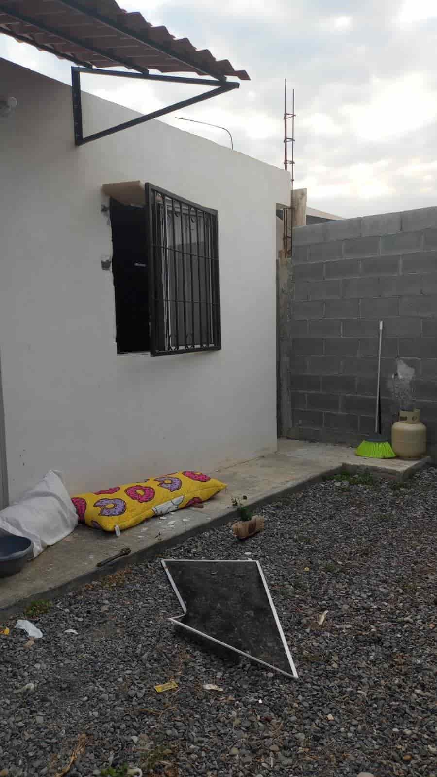 La ola de robos en el municipio de Linares no paran, al reportarse un robo más en la Colonia Las Gloria, donde los amantes de lo ajeno de llevaron más de 15 mil pesos en aparatos electrónicos.