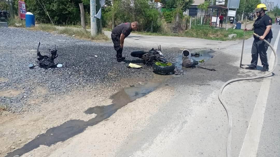 Muere menor al estrellar su moto contra un árbol