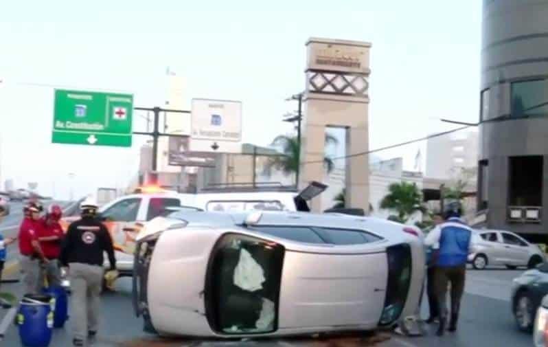 Vuelca auto en Avenida Constitución Vuelca auto en Avenida Constitución