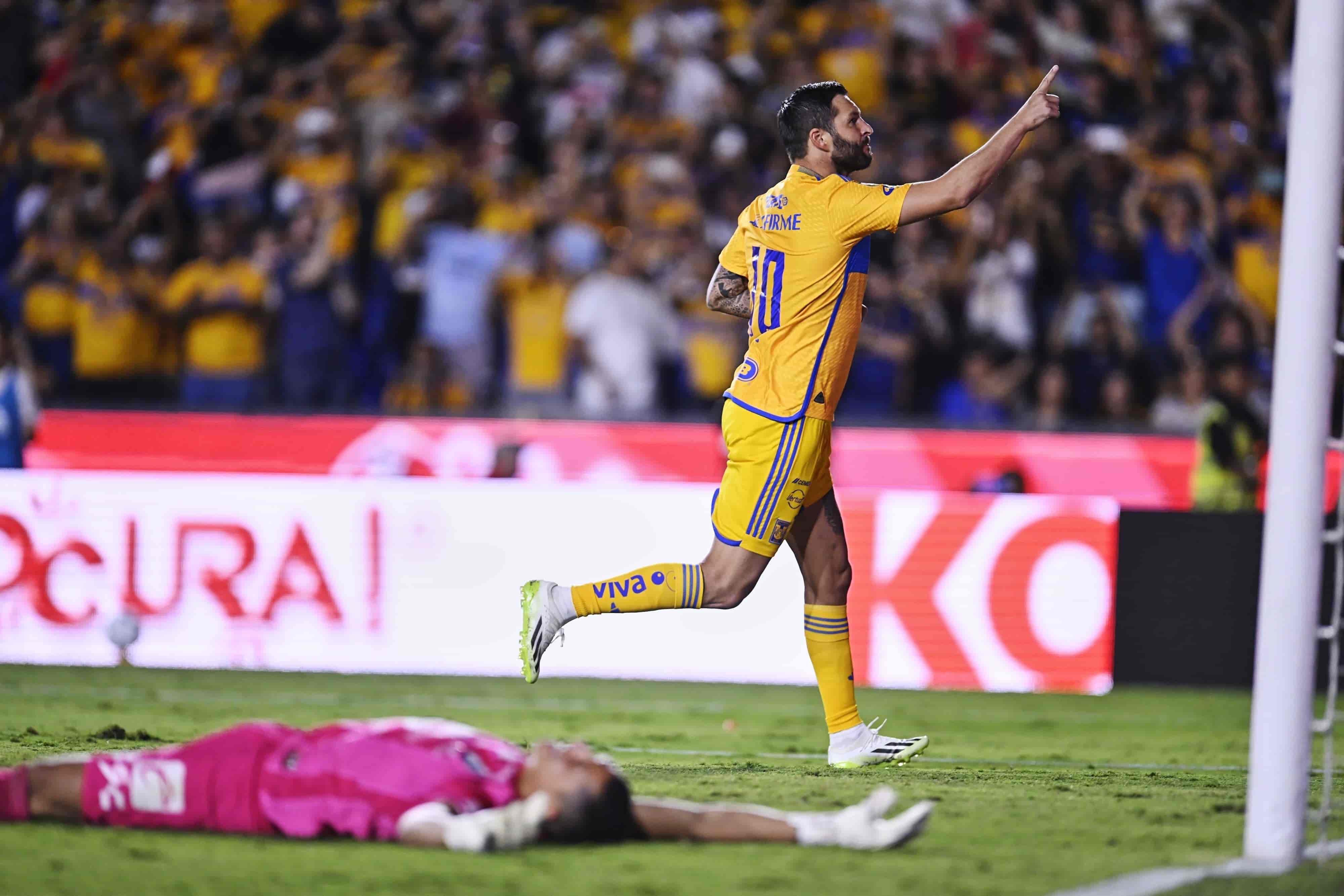 André Pierre Gignac anota de penal.