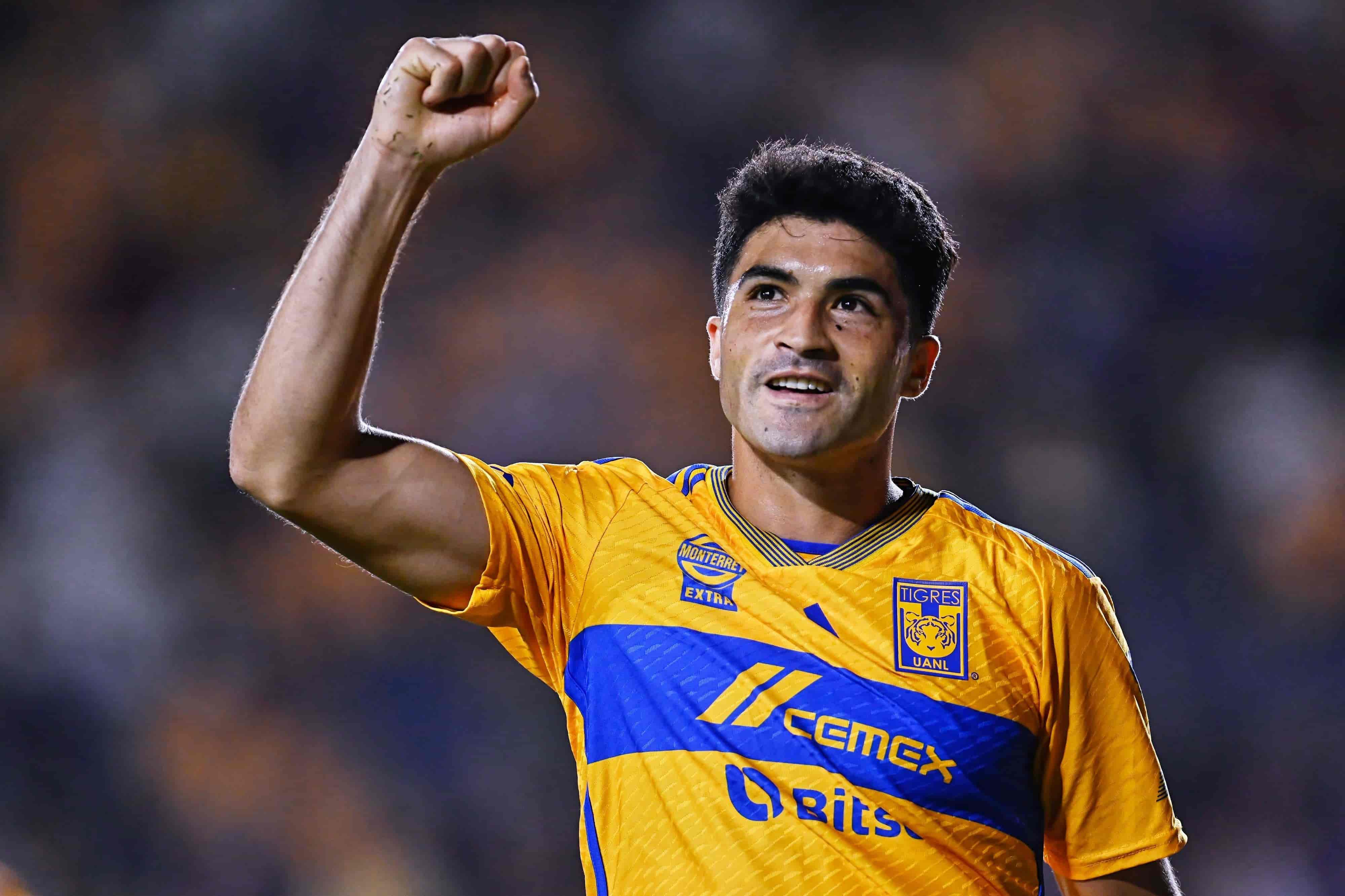 Nicolás Ibáñez anota.