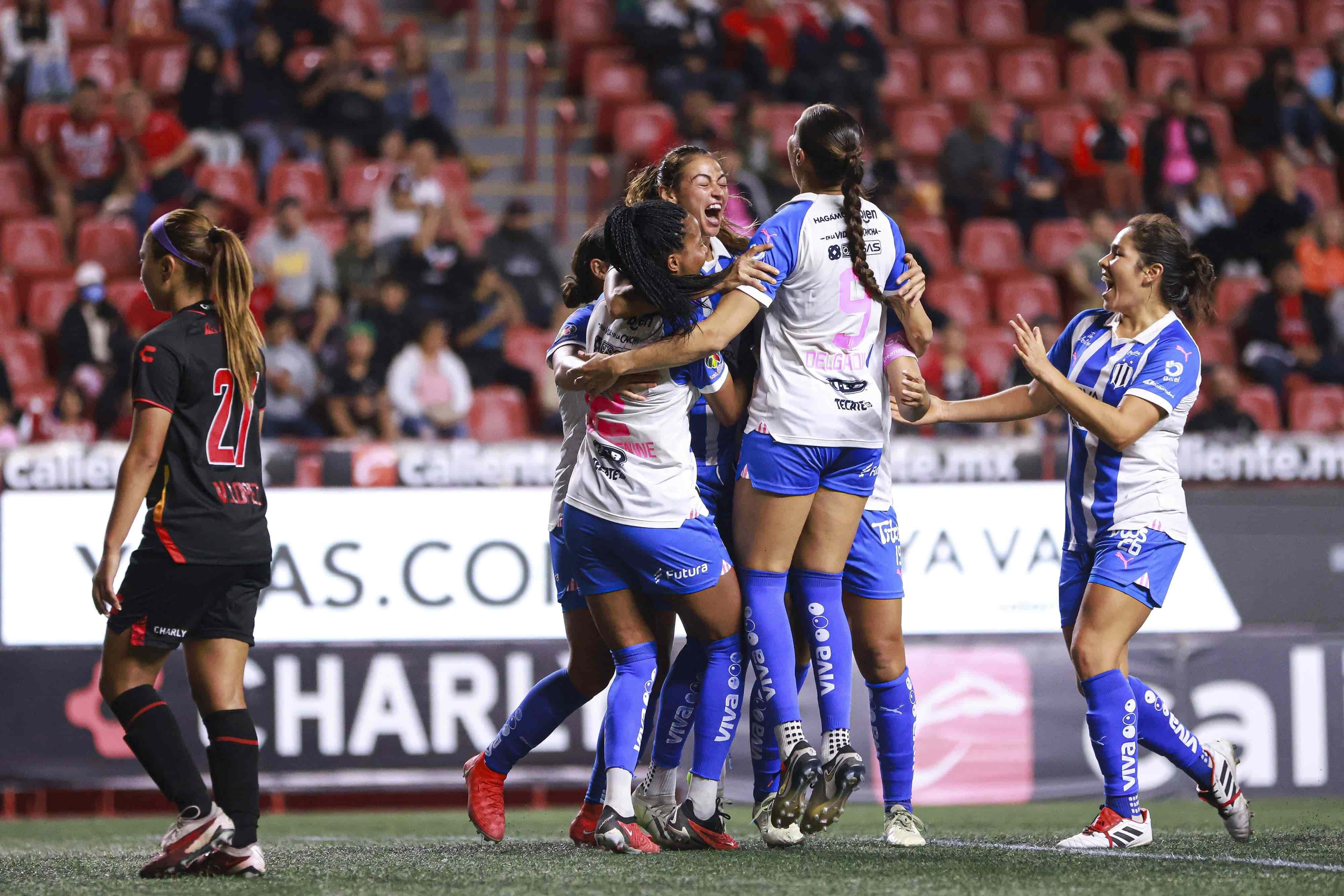 Christina Burkenroad anota.