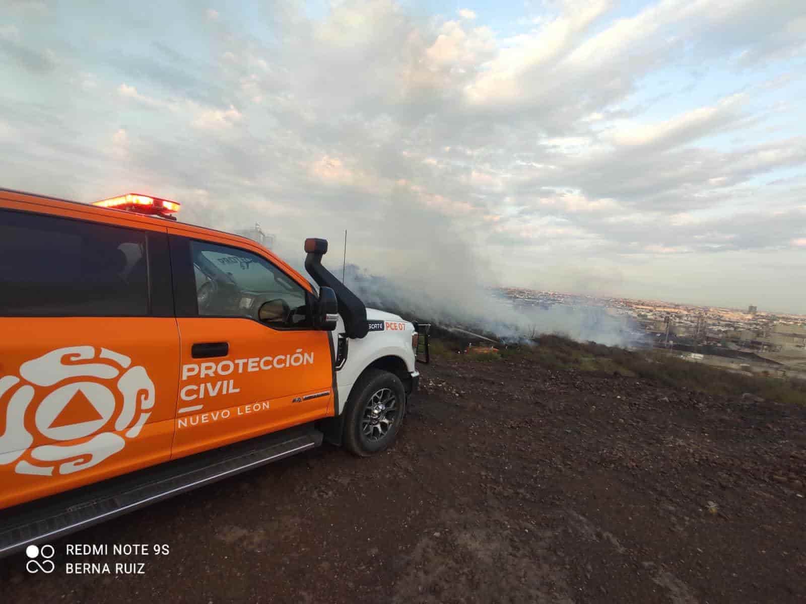 Luego de estrellar su camioneta contra un poste, desató un incendio en un terreno baldío tras caer las chispas entre las ramas secas, en San Nicolás.