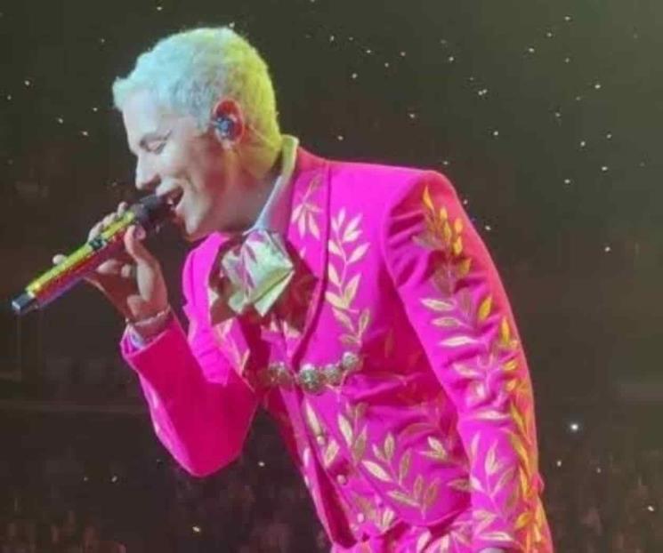 Critican a Christian Chávez por usar traje de mariachi rosa