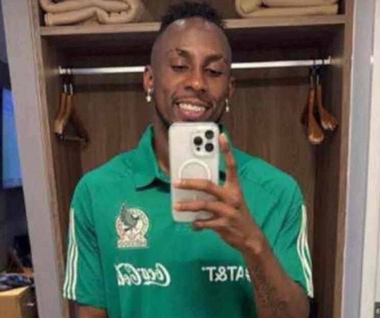 Ya porta Julián Quiñones los colores del TRI