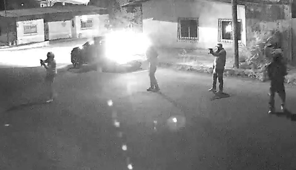 Delincuentes atacan, huyen y les estalla granada en auto