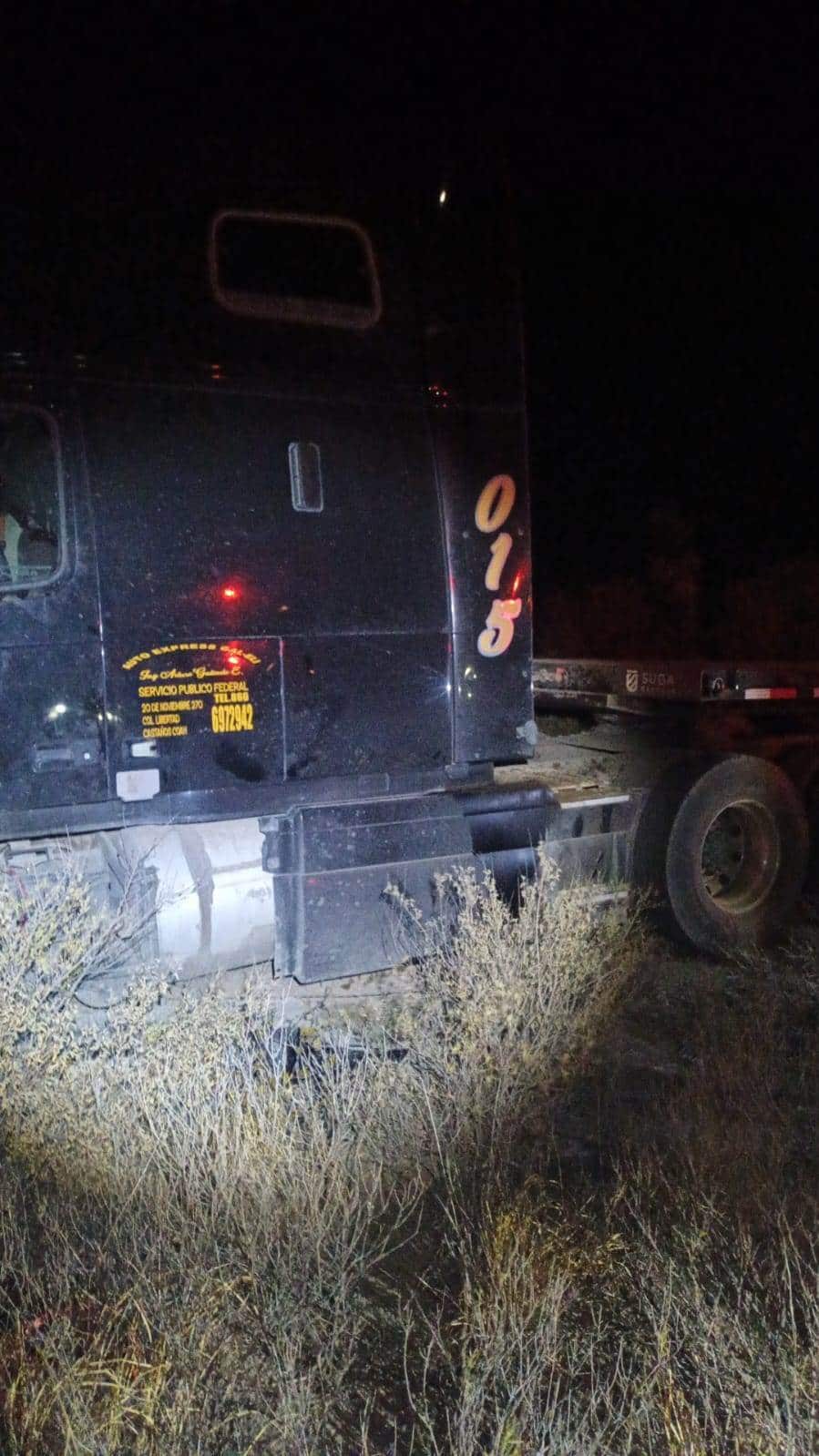 Un saldo de tres personas fallecidas dejó el choque frontal entre un tráiler contra dos vehículos, la noche del domingo en la Carretera a Monclova a la altura del municipio de Mina, dándose a la fuga el presunto responsable.