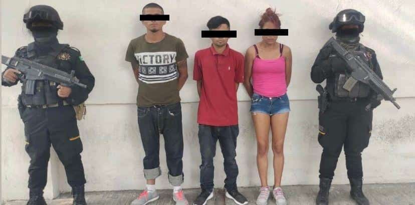 Dos hombres y una mujer que portaban un arma de fuego y droga, fueron arrestados por elementos de Fuerza Civil en la Colonia Pilares, municipio de Salinas Victoria.