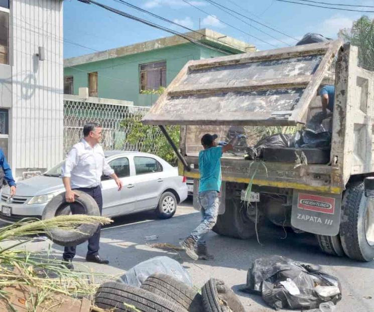 Protestan tirando basura en casa de diputados