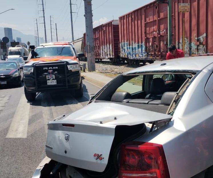 Intenta ganarle el paso al tren; lo embisten